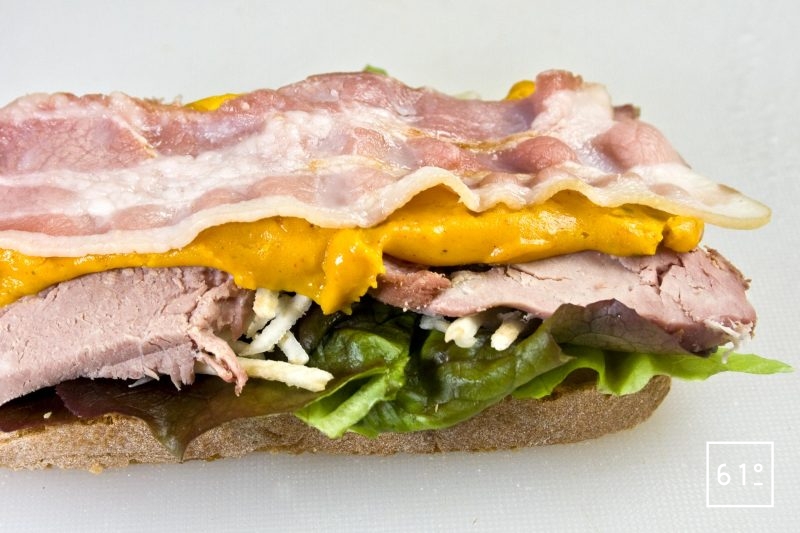 Ajouter la chips de poitrine au sandwich