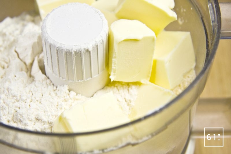 Ajouter le beurre au mélange de farine pour la pâte sablée