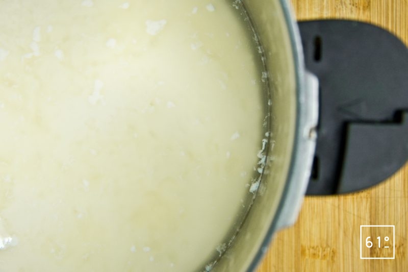 Laisser la présure agir et cailler le lait à une température de 38 °C
