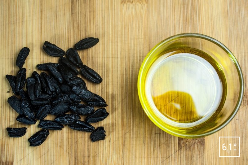 Dénoyauter les olives noires