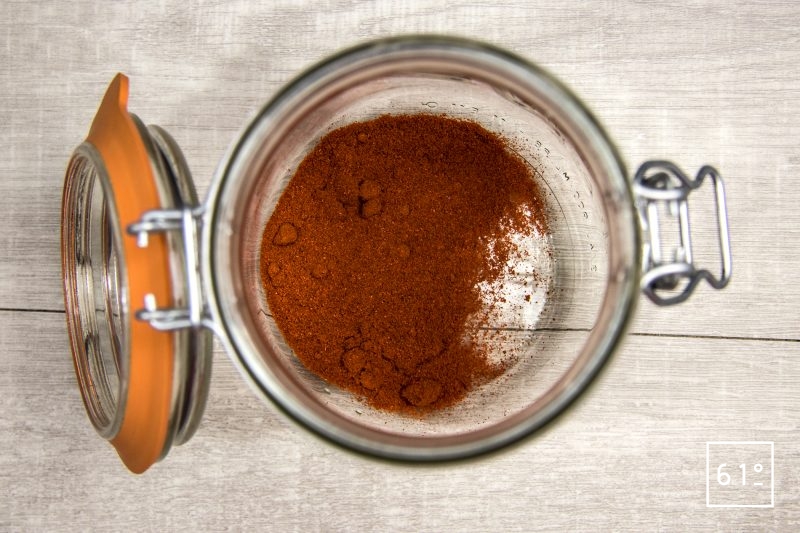 Déposer du paprika au fond du pot qui servira à la lactofermentation