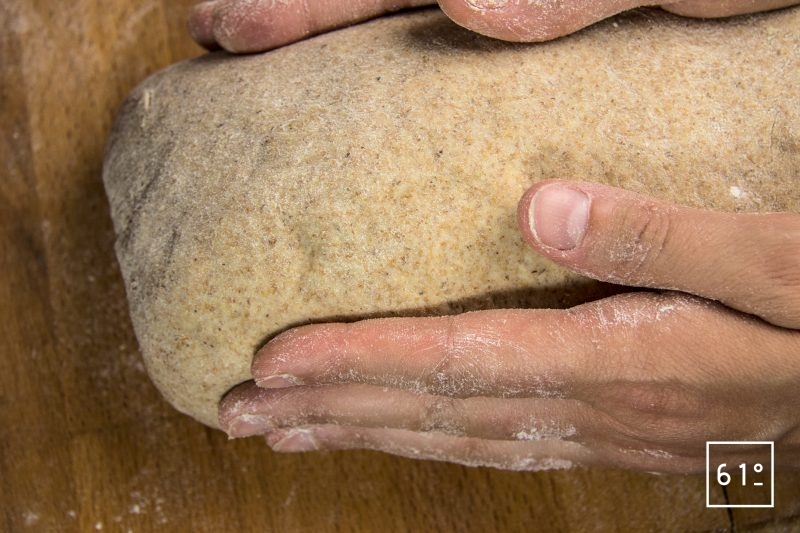 Donner la forme à la pâte de pain de mie complet