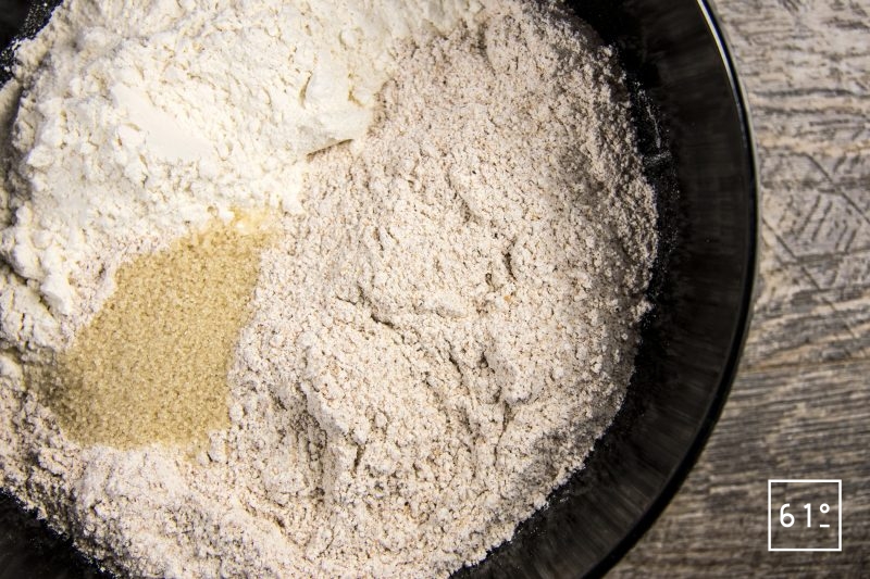 Rassembler les différentes farines de blé et le sucre de canne