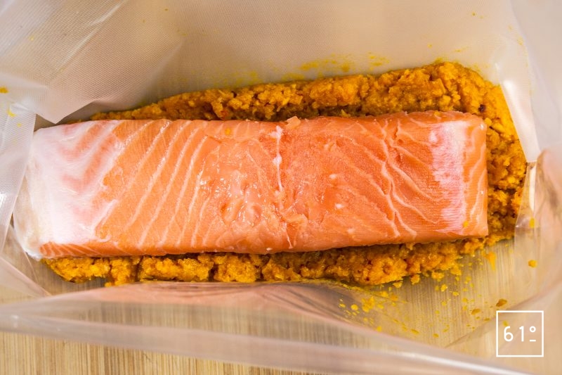 Déposer le pavé de saumon sur le mélange de purée de carottes
