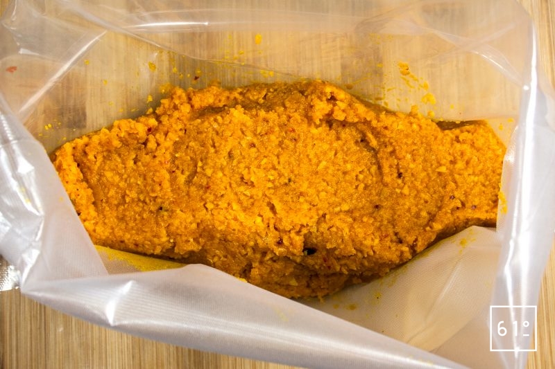 Déposer dans un sac pour la cuisson sous vide le mélange de purée de carottes, de sel et d'épices