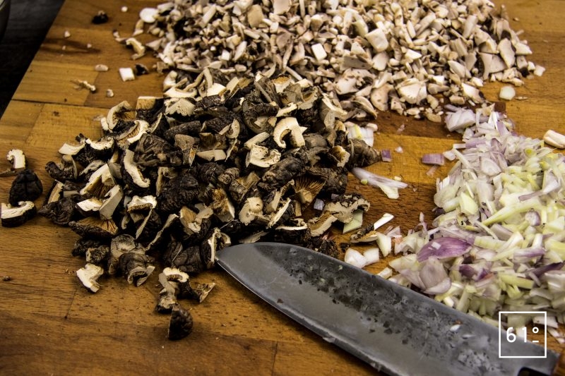 Bouillon de champignons - couper finement les échalotes, les oignons, le céleri, les champignons