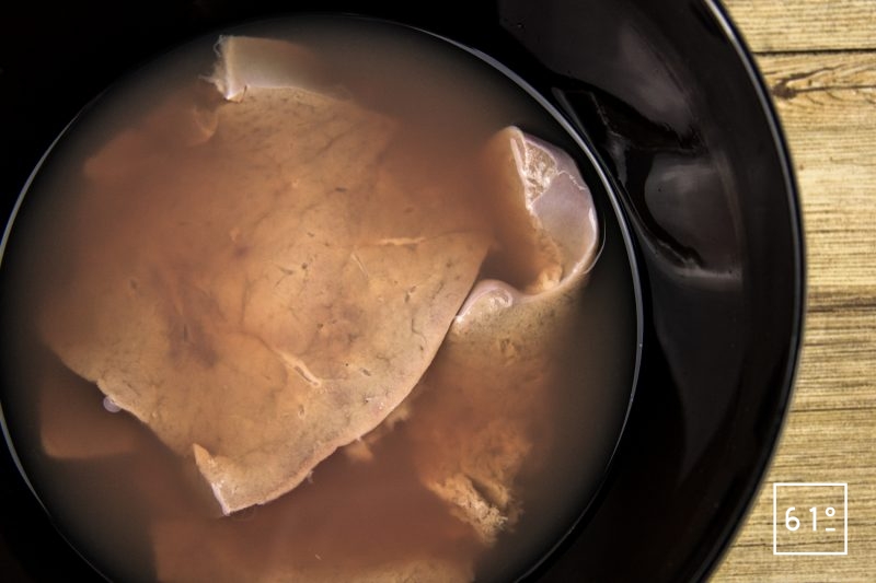 Foie de veau à basse température 62 °C - tremper les tranches de foie de veau dans l'eau plusieurs heures