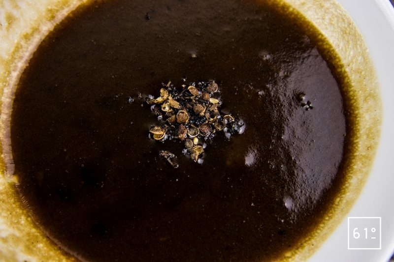 Rôti à l'ail noir à basse température - ajouter le poivre à la réduction de sauce