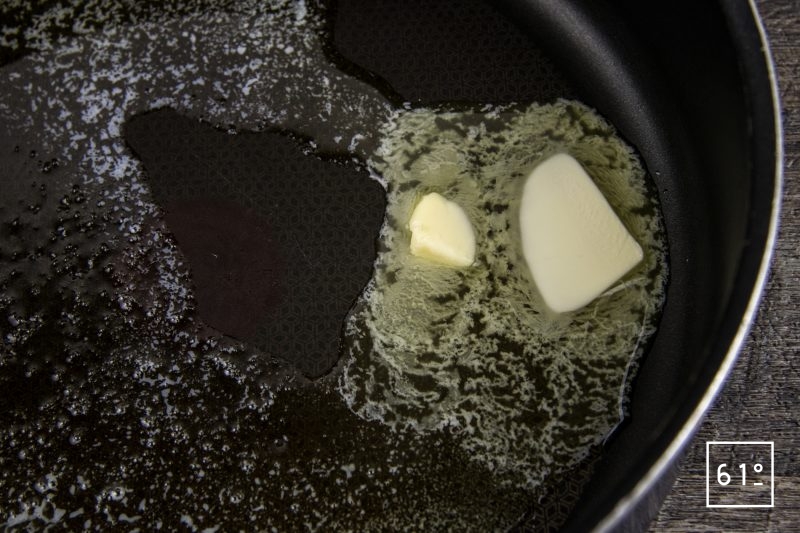 Rôti à l'ail noir à basse température - Faire fondre le beurre