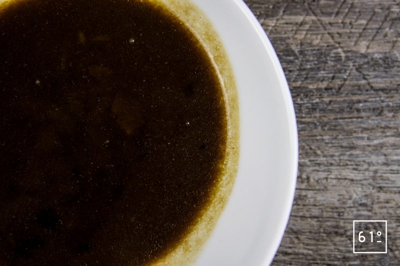 Rôti à l'ail noir à basse température - faire réduire la sauce