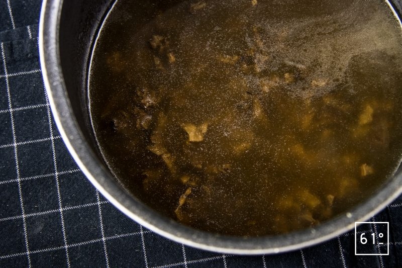 Oeuf mollet sauce aux morilles et nuage de galanga - ajouter les morceaux de morilles