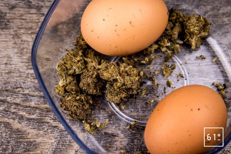 œuf 64 °C parfumé au chanvre - déposer les œufs et le chanvre dans une boite hermétique ou pour la mise sous vide pendant 48 h