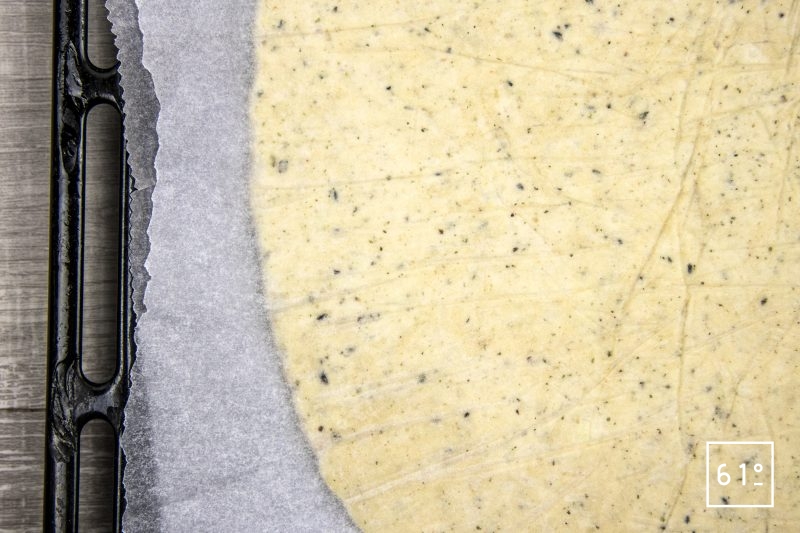 Cracker à l'oignon - étaler en fine couche la pâte