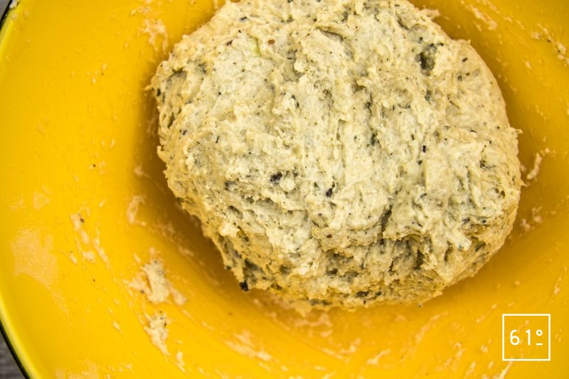 Cracker à l'oignon - mélanger la pâte