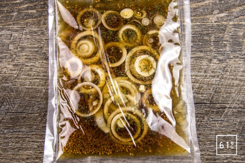 Pickles d'oignons nouveaux à l'aneth - mettre sous vide les rondelles d'oignons