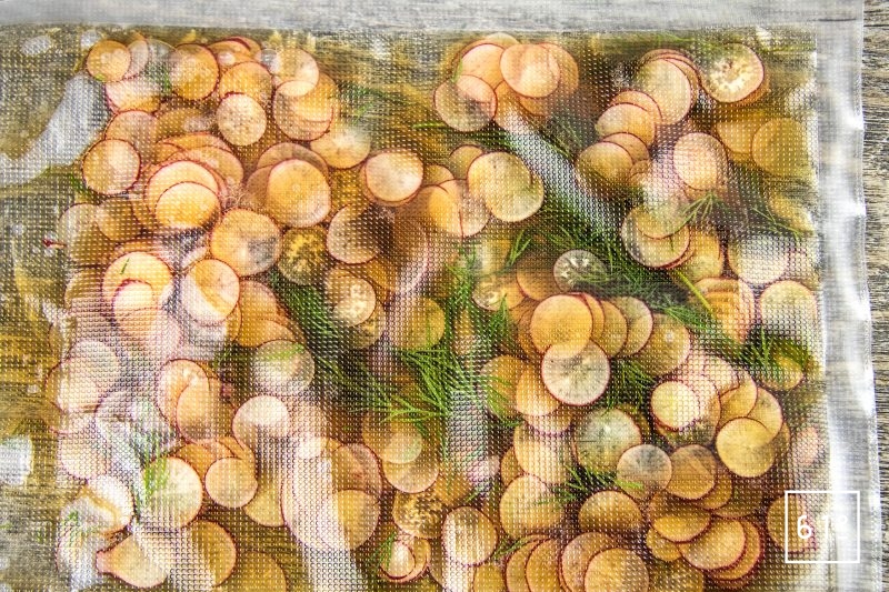 Ceviche de dorade aux radis - mettre sous vide les radis