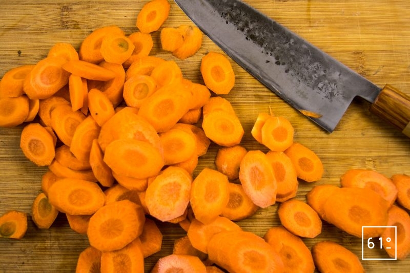 Bœuf Marengo - découper les carottes en rondelles