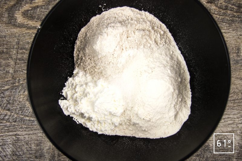 Pain au levain à la fécule de pomme de terre - mélanger les farines l'amidon et le sel