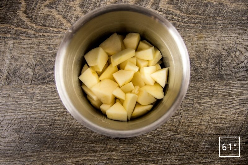 Sorbet de pomme, cumin et liqueur de prune - mettre les morceaux de pommes dans le pichet