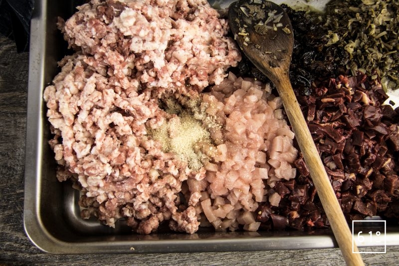 Pâté croûte de canard aux pruneaux et au Rivesaltes - ajouter le sel, le poivre, les échalotes et champignons cuits aux viandes