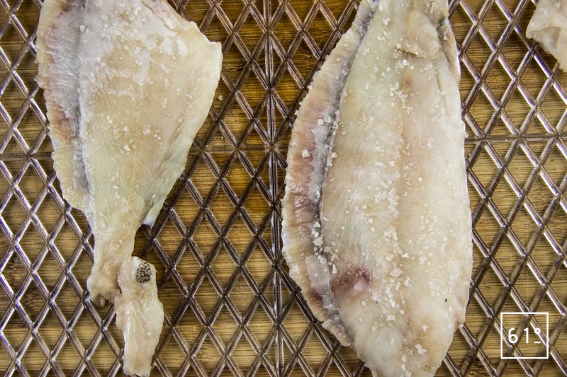 Sikhye de turbot - faire sécher le poisson au réfrigérateur