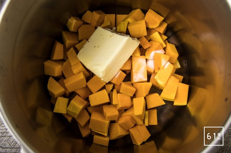 Soupe de butternut caramélisée - ajouter le beurre et le bicarbonate de sodium