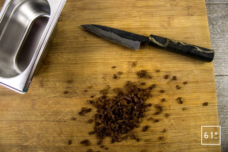 Mignardise fausse tête de chanvre chocolat - découper les raisins