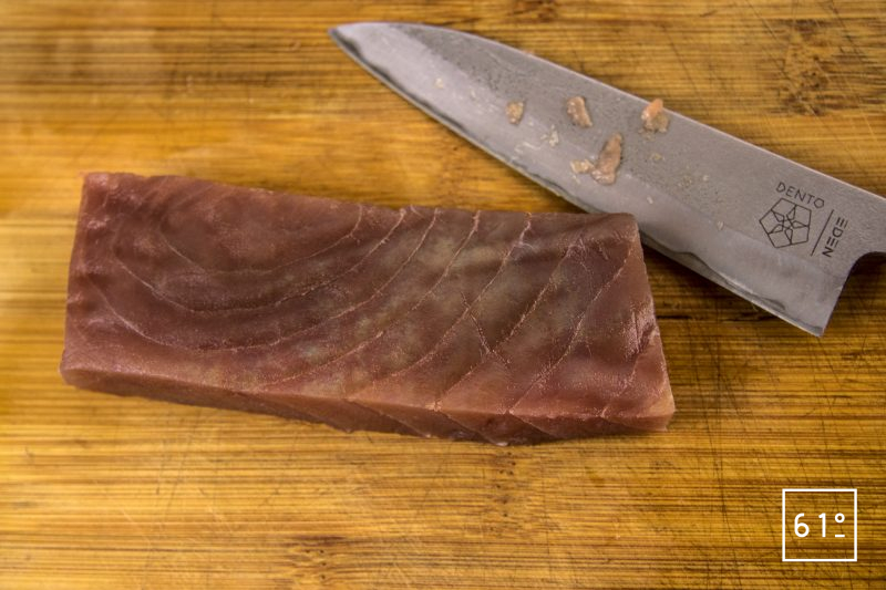 Salaison de thon et oboro kombu - découper le thon
