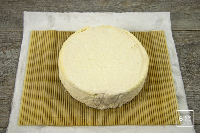 Fromage sec de kéfir typé Gruyère - déballer le fromage