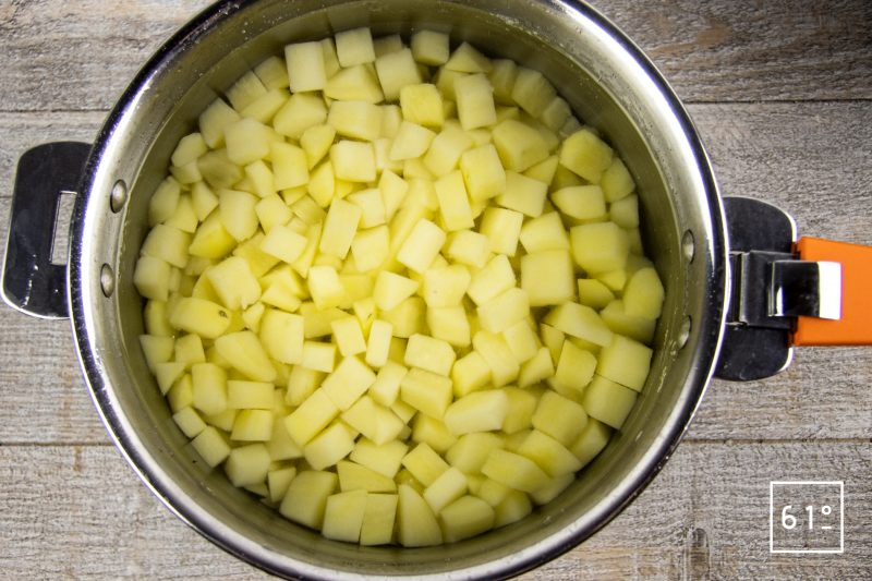 Salade de pommes de terre et saucisses de Montbéliard - cuire les pommes de terre