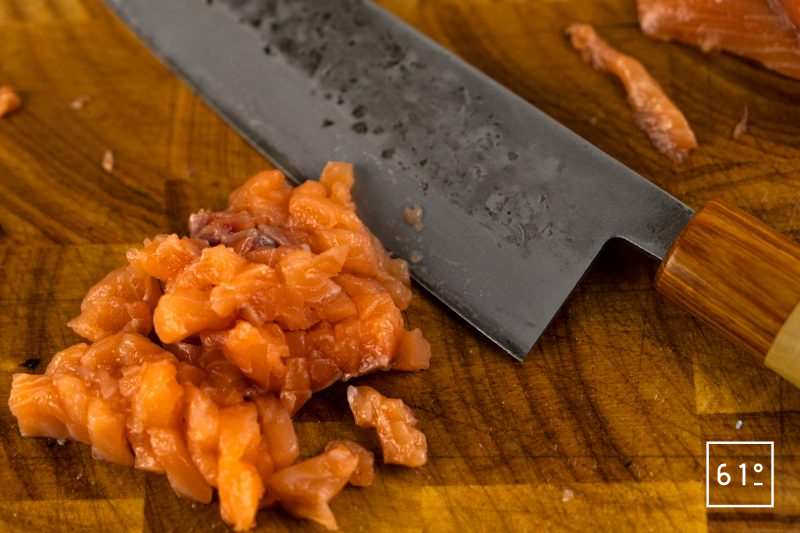Tartare de saumon à l'oursin - couper le tartare de saumon au couteau