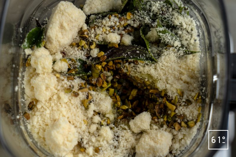 Pesto pistache basilic - rassembler les ingrédients dans le blender
