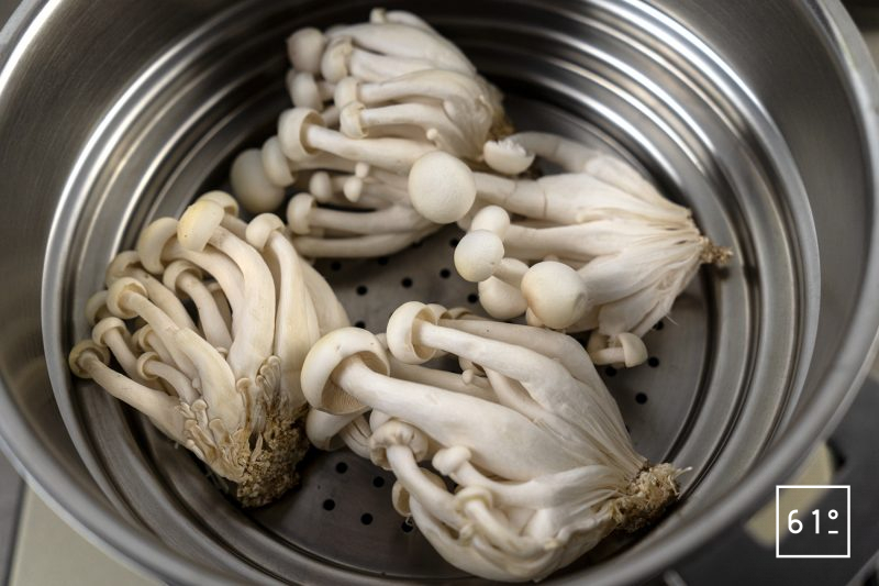 Shimeji et bouillon de calamars grillés - placer les shimeji dans le panier à vapeur