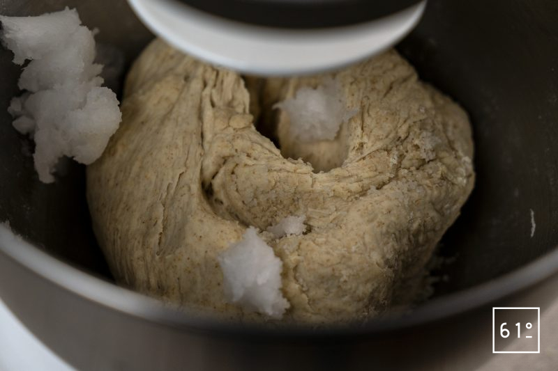 Muffins anglais vegan au levain - pétrir la pâte en incorporant le sel et l'huile de coco