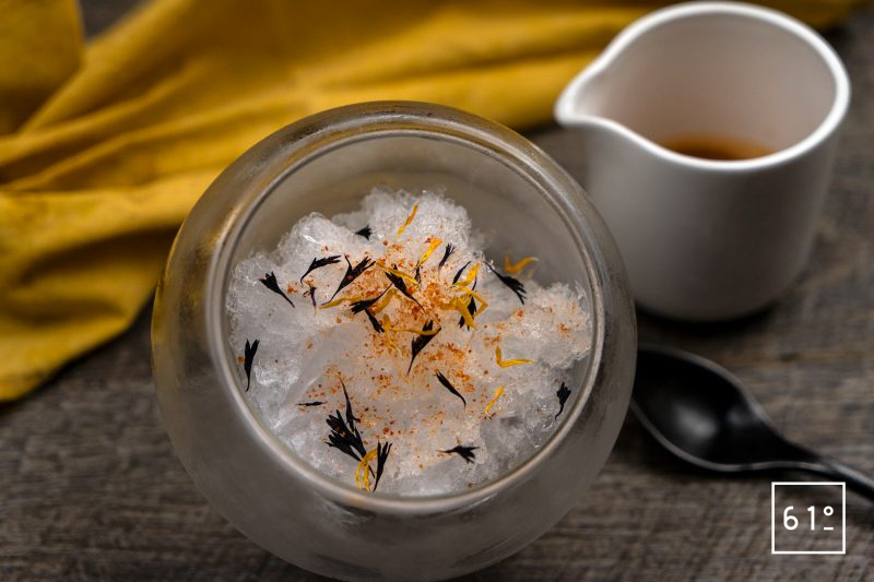 Copeaux de glace à la sauce aux crevettes - rassembler les copeaux de glace dans un récipient glacé et ajouter les fleurs et le piment de Bresse en poudre