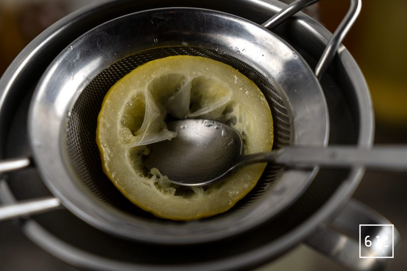 Kéfir de fruit à l'orange sanguine - récupérer le jus du citron fermenté