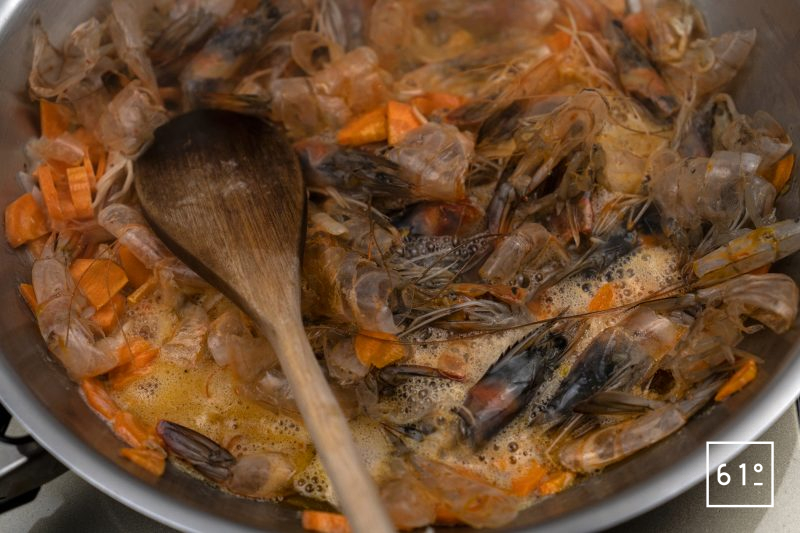 Sauce façon bisque de crevettes - ajouter les têtes et carcasses et les liquides