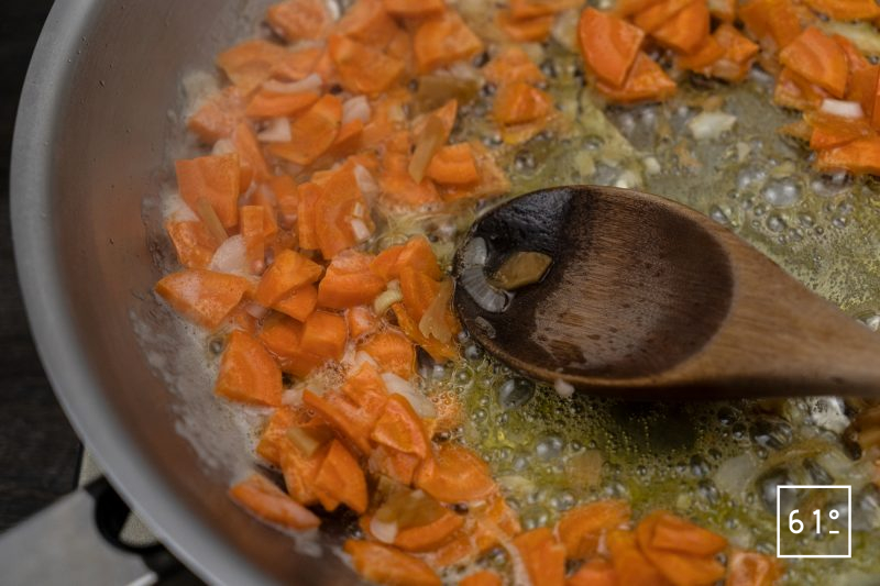 Sauce façon bisque de crevettes - cuire les oignons et carottes dans le beurre